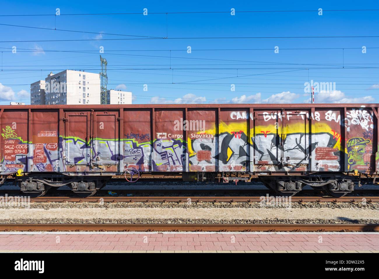 Wagon de fret ČD Cargo Slovakia couvert de graffitis sur une voie d'évitement à Budapest. Banque D'Images