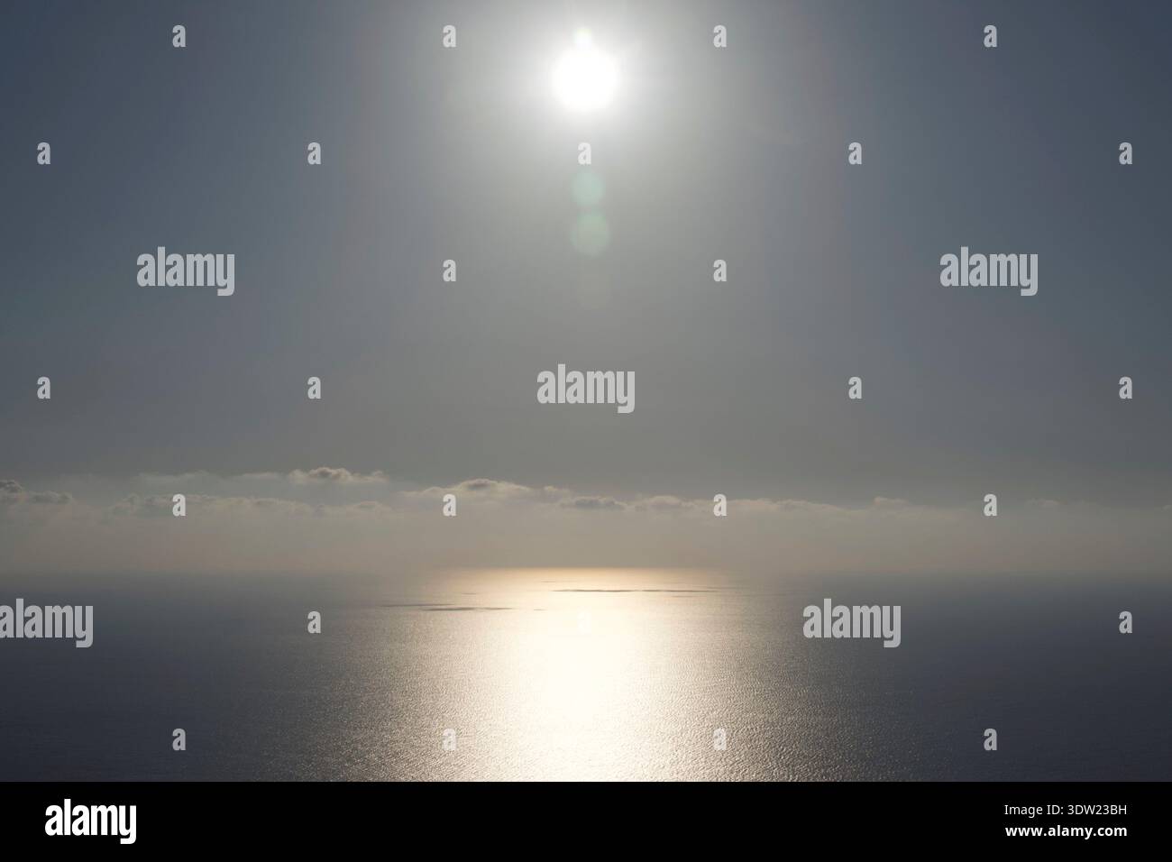 Soleil reflété sur la mer plate Banque D'Images