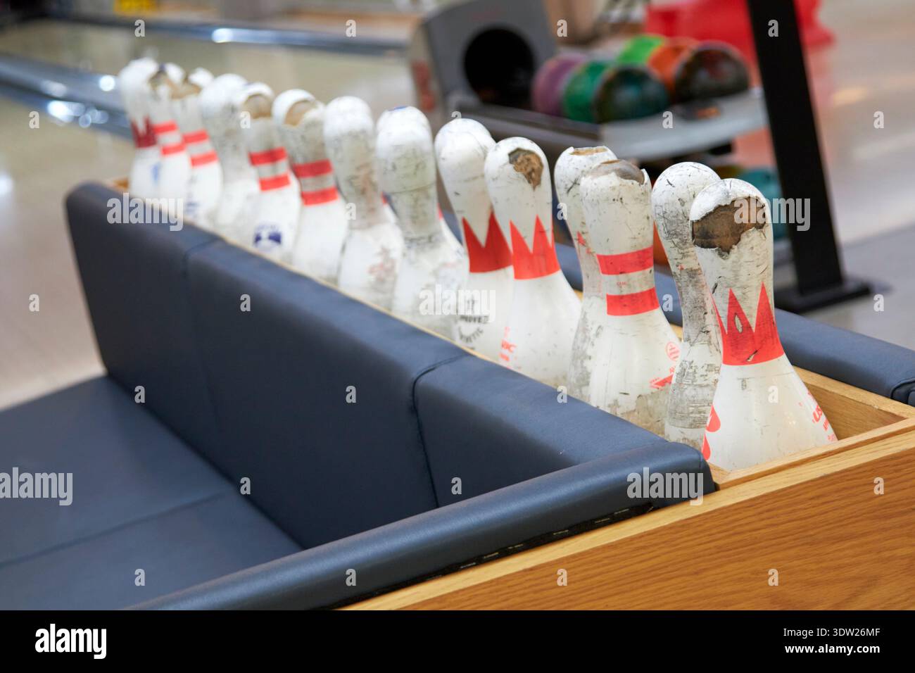 rangée de dix épingles de bowling cassées comme décoration dans le bowling maspalomas gran canaria, îles canaries, espagne Banque D'Images