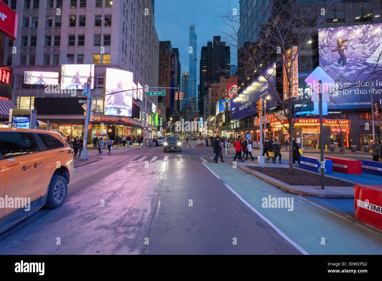 Intersection de Broadway et West 49th Street au crépuscule, Midtown Manhattan, New York Banque D'Images