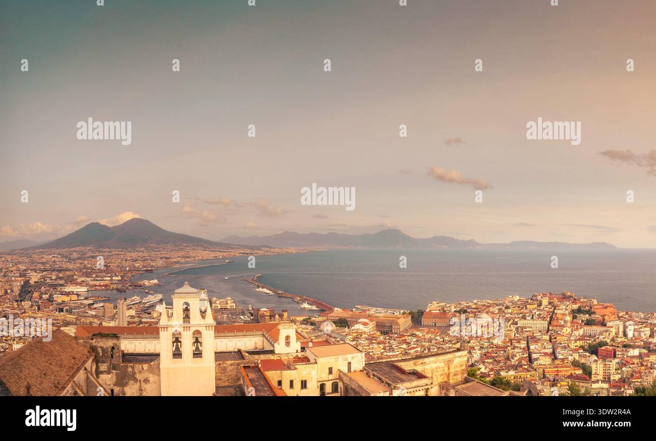 Paysage urbain de Naples et baie de Naples avec le Vésuve au coucher du soleil, vue panoramique depuis Castel Sant'Elmo avec espace copie, Campanie, Italie Banque D'Images