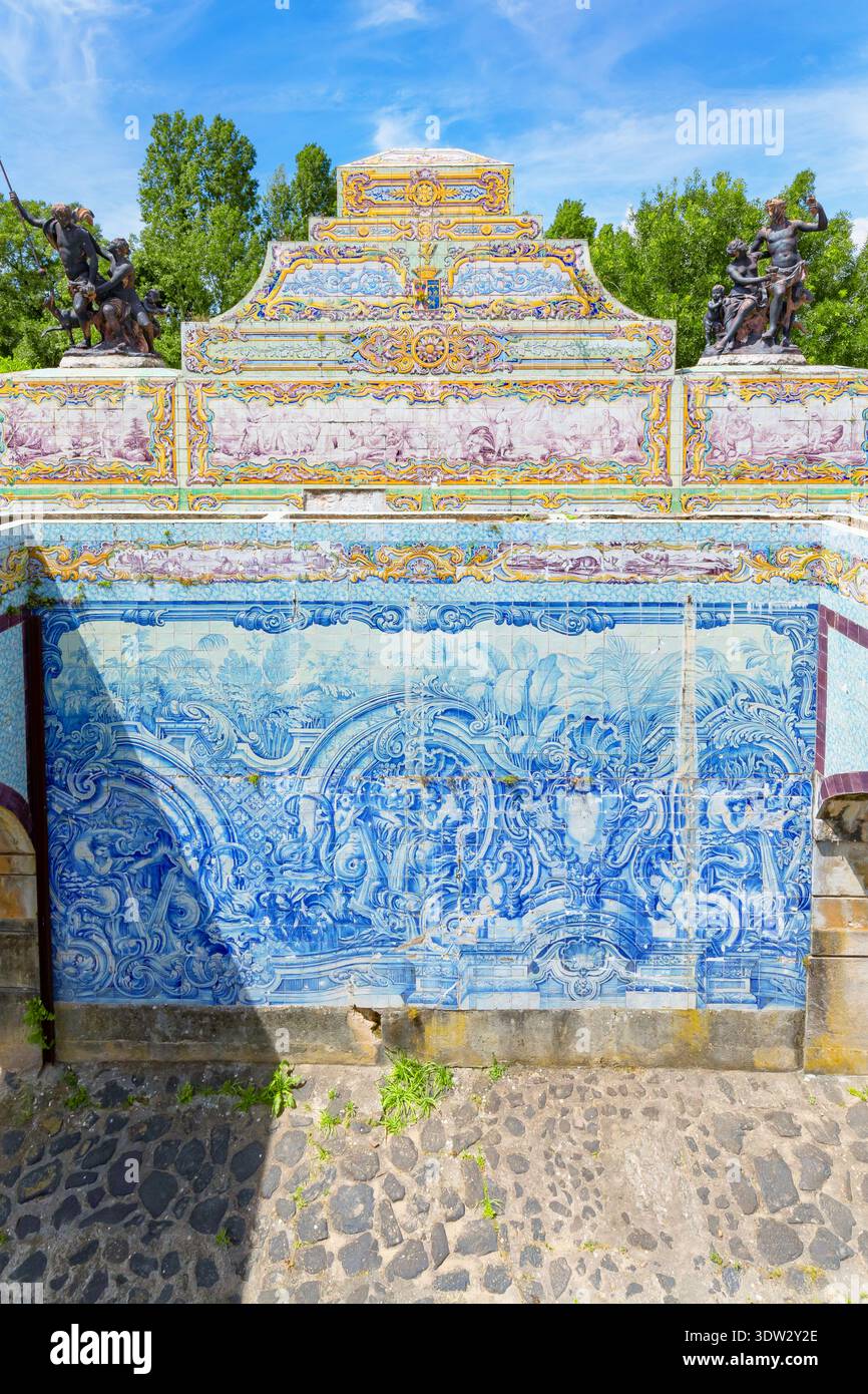 Décorations en céramique du canal d'eau du palais national de Queluz, Queluz, Lisbonne, Portugal Banque D'Images