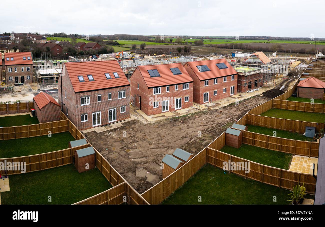 Vue aérienne au-dessus d'un chantier de construction construisant des maisons écologiques neuves et abordables avec des panneaux solaires au Royaume-Uni sur des terres de ceinture verte Banque D'Images