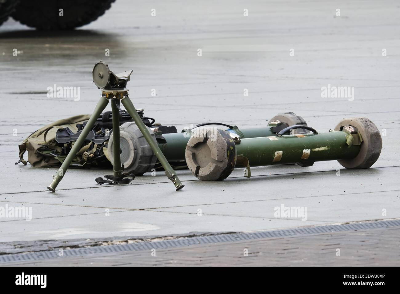 Système de missile antichar portable avec tubes de lancement et unité de support de trépied reposant sur le sol pendant l'entraînement militaire ou l'exposition. Banque D'Images