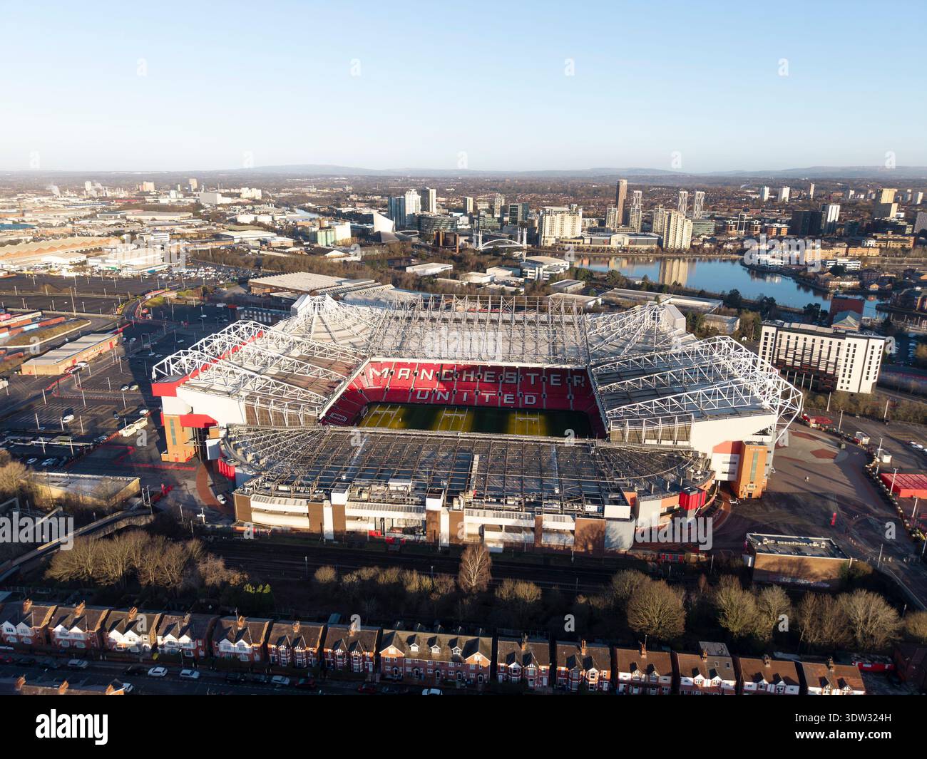 MANCHESTER, ANGLETERRE : 17 FÉVRIER 2026 : vue aérienne du stade Manchester United Old Trafford avec le développement du front de mer de Salford Quays en arrière-plan Banque D'Images