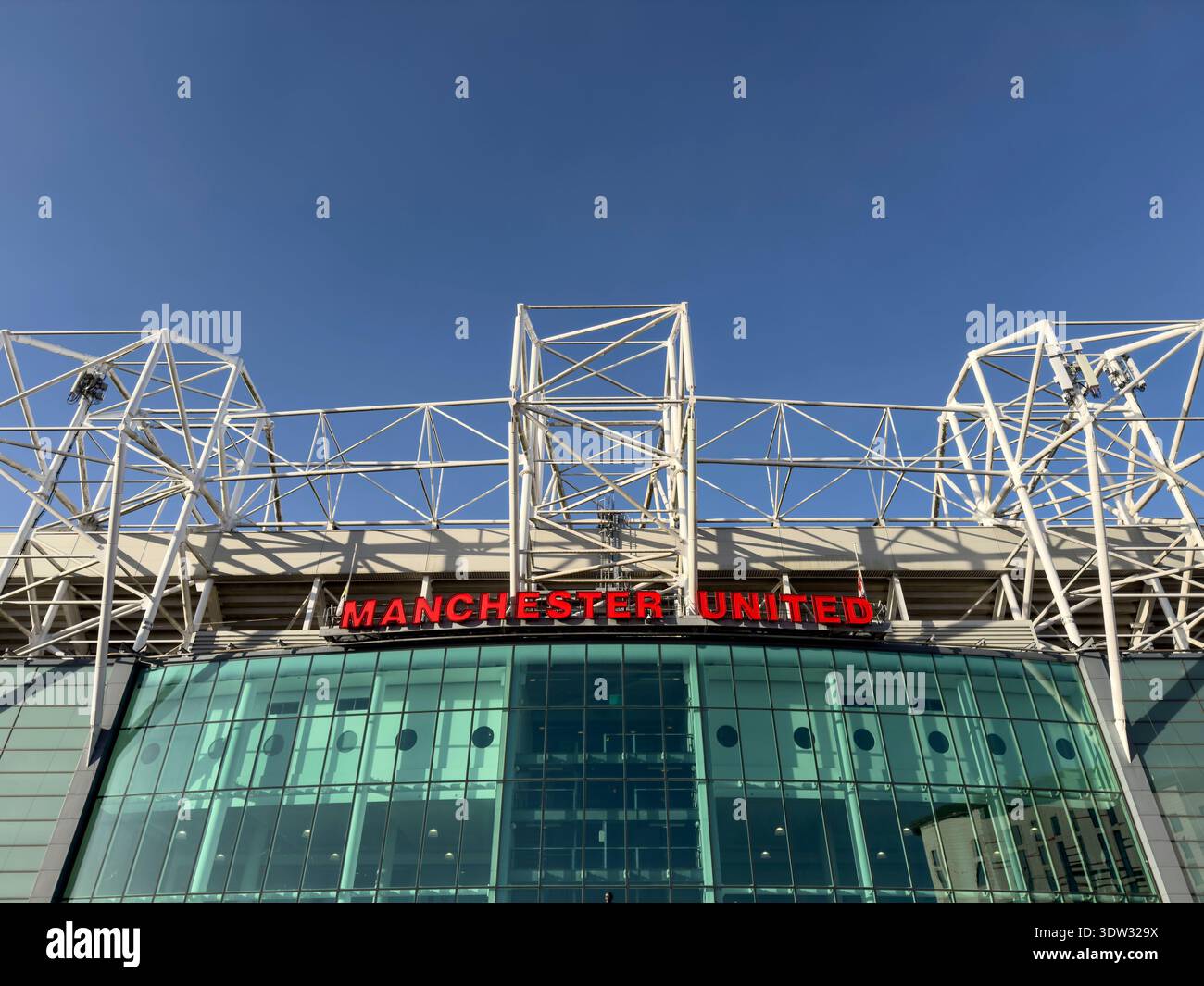MANCHESTER, ANGLETERRE : 17 FÉVRIER 2026 : gros plan du lettrage rouge Manchester United sur East Stand à Old Trafford Banque D'Images