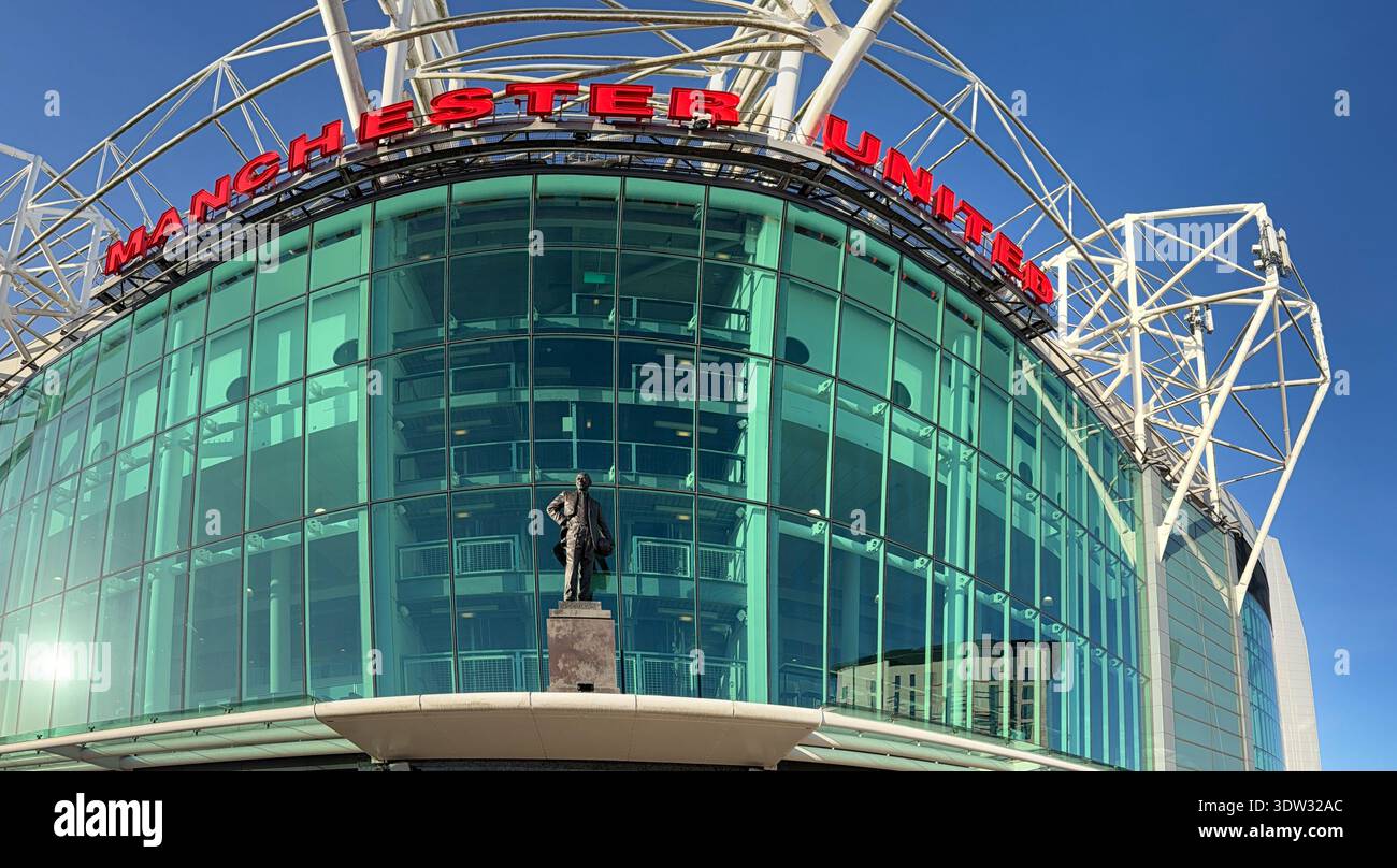 MANCHESTER, ANGLETERRE : 17 FÉVRIER 2026 : stade Manchester United Old Trafford avec des lettres rouges et une statue commémorative Sir Matt Busby Banque D'Images