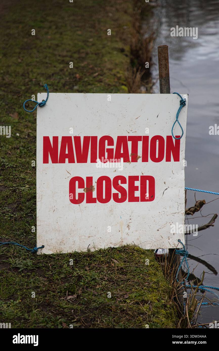 Panneau d'avertissement navigation fermé pendant les travaux d'entretien du canal, Tameside, Royaume-Uni. Banque D'Images