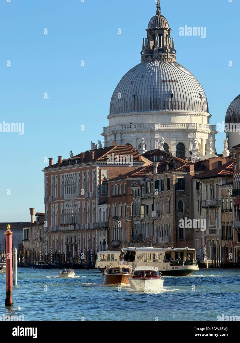 Canaux historiques, gondoles et architecture Renaissance le long du Grand canal à Venise, en Italie, mettant en valeur le front de mer emblématique et les monuments de la ville. Banque D'Images