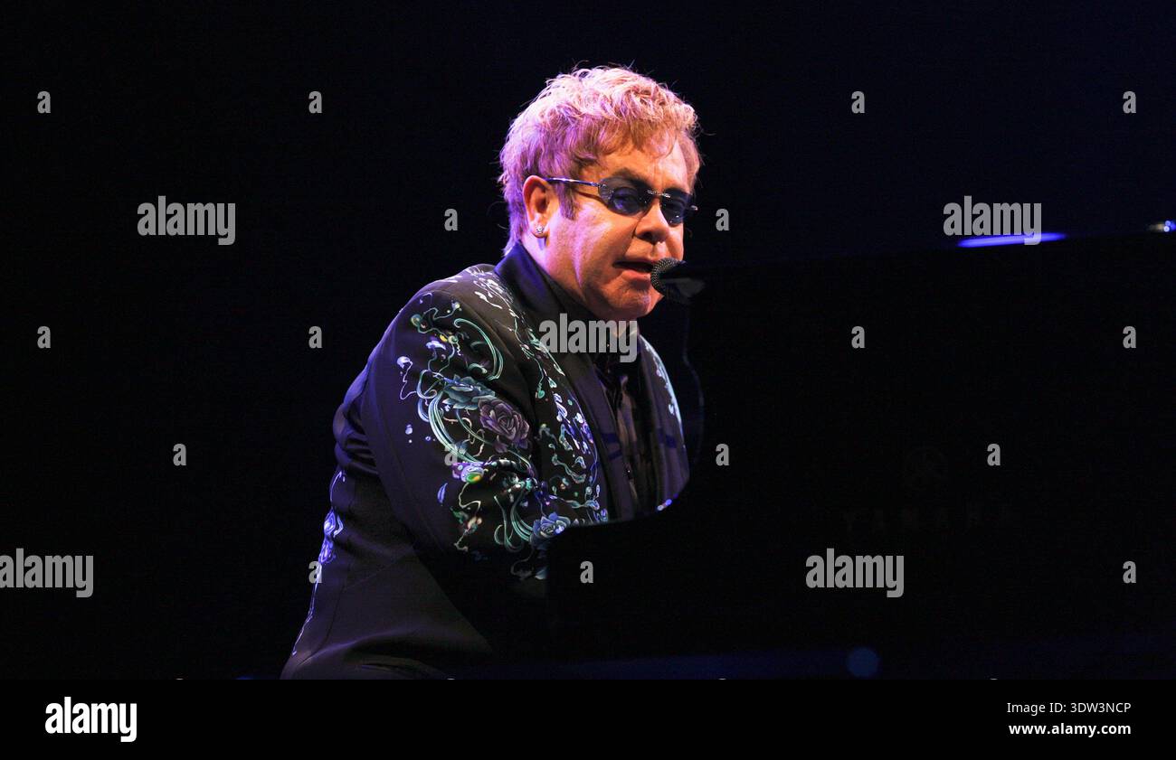 Londres. ROYAUME-UNI. Elton John se produit au Royal Opera House le 28 janvier 2011. Ref : LMK375-25967-290111. Evil images/Landmark Media WWW.LMKMEDIA.COM. AUCUNE UTILISATION DU SITE WEB SANS ACCORD OU ARRANGEMENT PRÉALABLE Banque D'Images