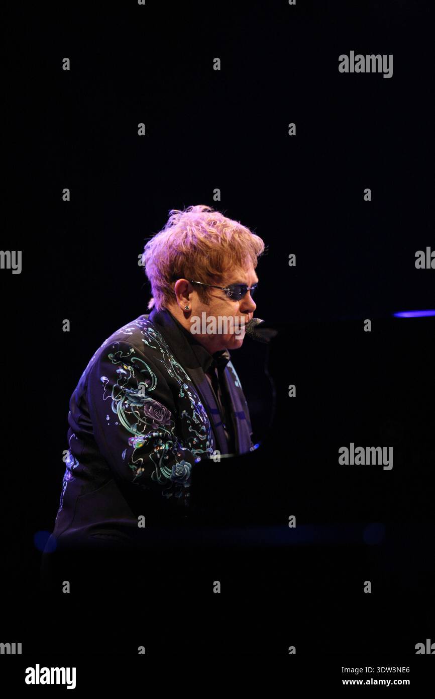 Londres. ROYAUME-UNI. Elton John se produit au Royal Opera House le 28 janvier 2011. Ref : LMK375-25967-290111. Evil images/Landmark Media WWW.LMKMEDIA.COM. AUCUNE UTILISATION DU SITE WEB SANS ACCORD OU ARRANGEMENT PRÉALABLE Banque D'Images