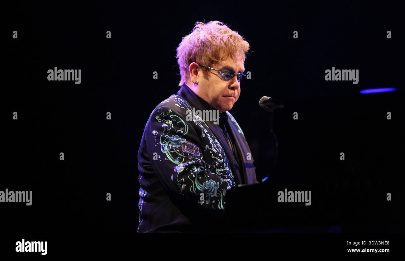 Londres. ROYAUME-UNI. Elton John se produit au Royal Opera House le 28 janvier 2011. Ref : LMK375-25967-290111. Evil images/Landmark Media WWW.LMKMEDIA.COM. AUCUNE UTILISATION DU SITE WEB SANS ACCORD OU ARRANGEMENT PRÉALABLE Banque D'Images