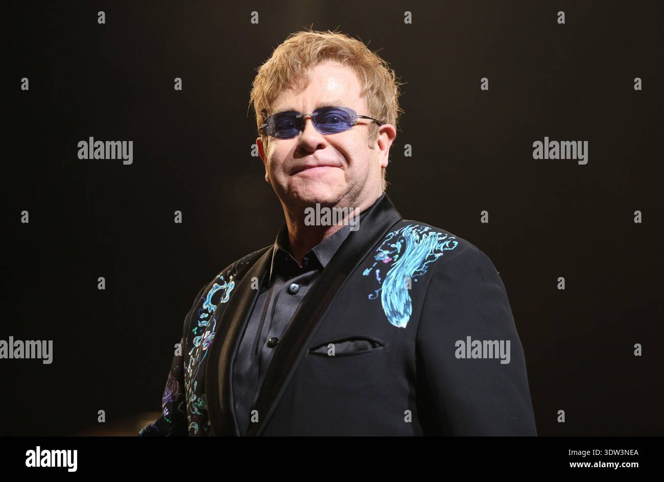 Londres. ROYAUME-UNI. Elton John se produit au Royal Opera House le 28 janvier 2011. Ref : LMK375-25967-290111. Evil images/Landmark Media WWW.LMKMEDIA.COM. AUCUNE UTILISATION DU SITE WEB SANS ACCORD OU ARRANGEMENT PRÉALABLE Banque D'Images