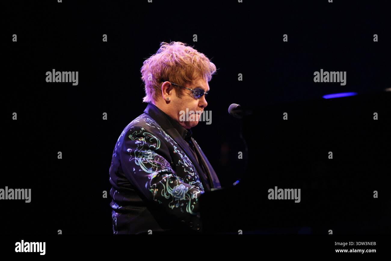 Londres. ROYAUME-UNI. Elton John se produit au Royal Opera House le 28 janvier 2011. Ref : LMK375-25967-290111. Evil images/Landmark Media WWW.LMKMEDIA.COM. AUCUNE UTILISATION DU SITE WEB SANS ACCORD OU ARRANGEMENT PRÉALABLE Banque D'Images