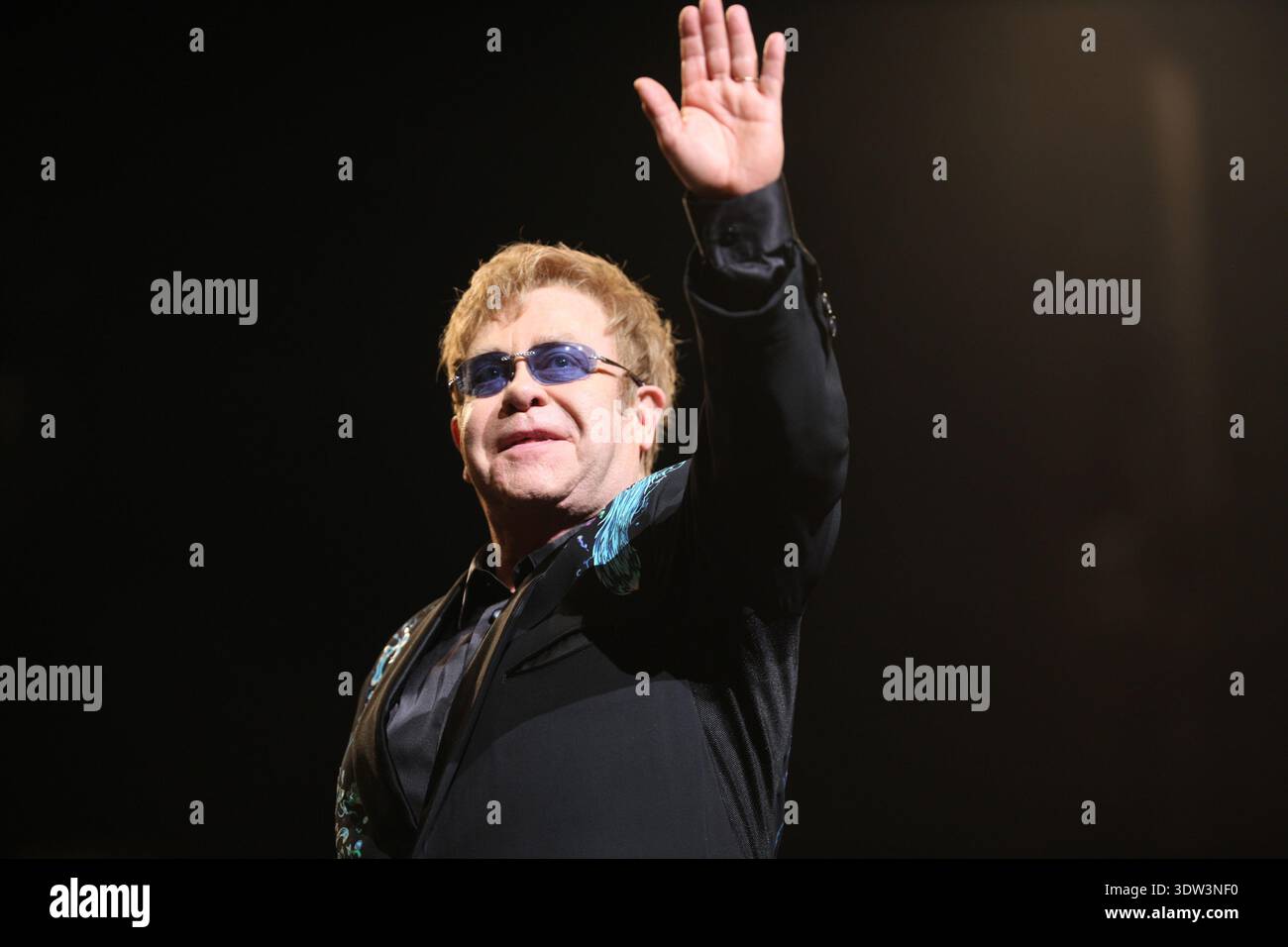 Londres. ROYAUME-UNI. Elton John se produit au Royal Opera House le 28 janvier 2011. Ref : LMK375-25967-290111. Evil images/Landmark Media WWW.LMKMEDIA.COM. AUCUNE UTILISATION DU SITE WEB SANS ACCORD OU ARRANGEMENT PRÉALABLE Banque D'Images