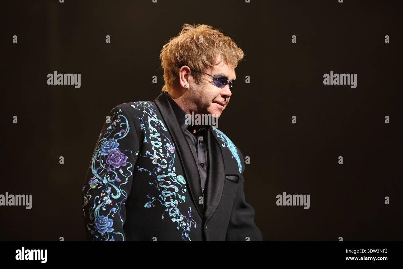 Londres. ROYAUME-UNI. Elton John se produit au Royal Opera House le 28 janvier 2011. Ref : LMK375-25967-290111. Evil images/Landmark Media WWW.LMKMEDIA.COM. AUCUNE UTILISATION DU SITE WEB SANS ACCORD OU ARRANGEMENT PRÉALABLE Banque D'Images