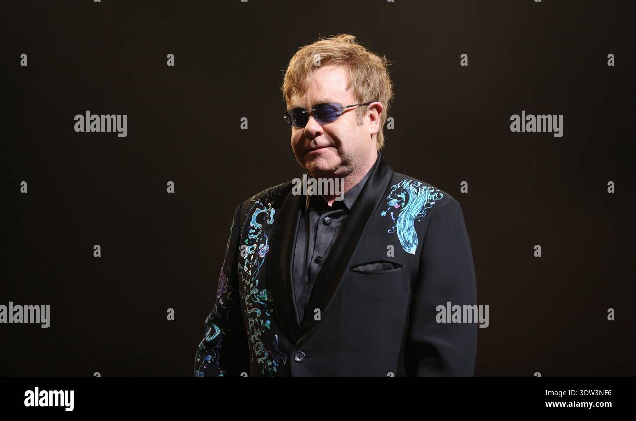 Londres. ROYAUME-UNI. Elton John se produit au Royal Opera House le 28 janvier 2011. Ref : LMK375-25967-290111. Evil images/Landmark Media WWW.LMKMEDIA.COM. AUCUNE UTILISATION DU SITE WEB SANS ACCORD OU ARRANGEMENT PRÉALABLE Banque D'Images