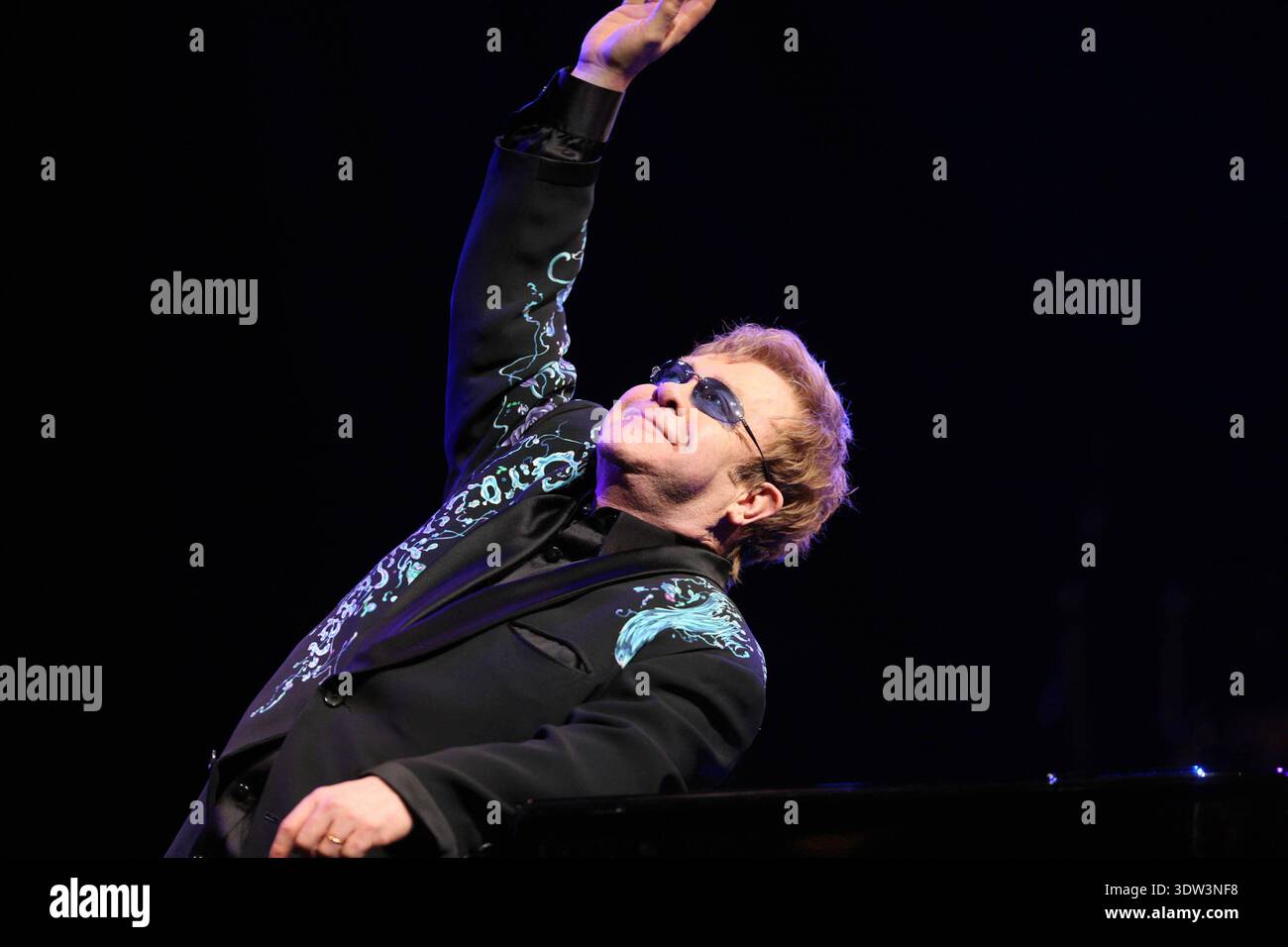 Londres. ROYAUME-UNI. Elton John se produit au Royal Opera House le 28 janvier 2011. Ref : LMK375-25967-290111. Evil images/Landmark Media WWW.LMKMEDIA.COM. AUCUNE UTILISATION DU SITE WEB SANS ACCORD OU ARRANGEMENT PRÉALABLE Banque D'Images