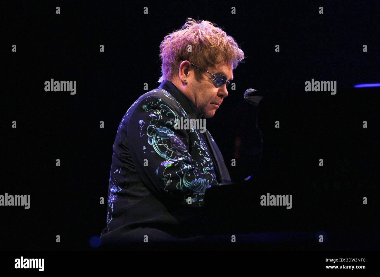 Londres. ROYAUME-UNI. Elton John se produit au Royal Opera House le 28 janvier 2011. Ref : LMK375-25967-290111. Evil images/Landmark Media WWW.LMKMEDIA.COM. AUCUNE UTILISATION DU SITE WEB SANS ACCORD OU ARRANGEMENT PRÉALABLE Banque D'Images