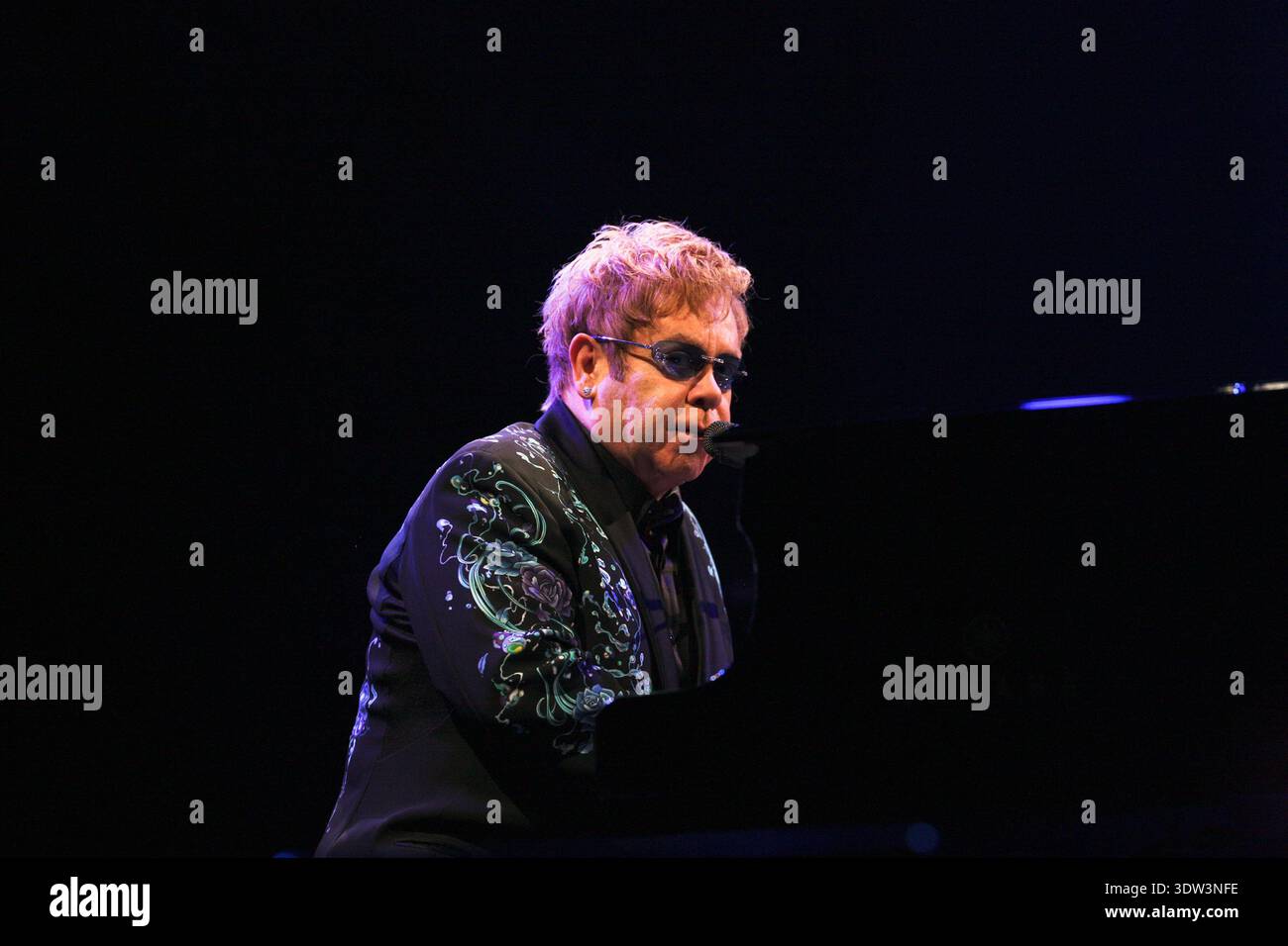 Londres. ROYAUME-UNI. Elton John se produit au Royal Opera House le 28 janvier 2011. Ref : LMK375-25967-290111. Evil images/Landmark Media WWW.LMKMEDIA.COM. AUCUNE UTILISATION DU SITE WEB SANS ACCORD OU ARRANGEMENT PRÉALABLE Banque D'Images