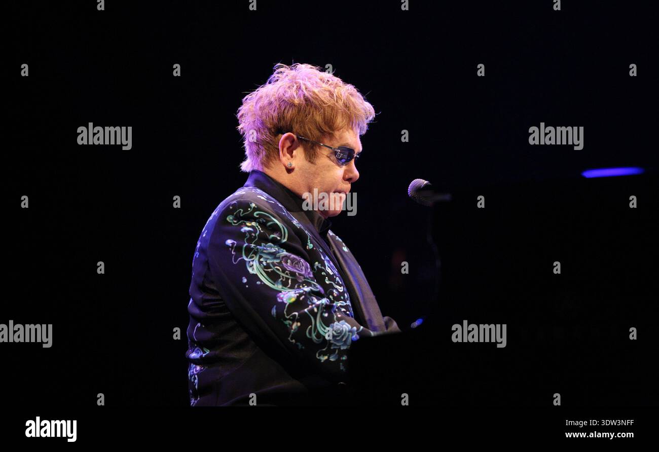 Londres. ROYAUME-UNI. Elton John se produit au Royal Opera House le 28 janvier 2011. Ref : LMK375-25967-290111. Evil images/Landmark Media WWW.LMKMEDIA.COM. AUCUNE UTILISATION DU SITE WEB SANS ACCORD OU ARRANGEMENT PRÉALABLE Banque D'Images