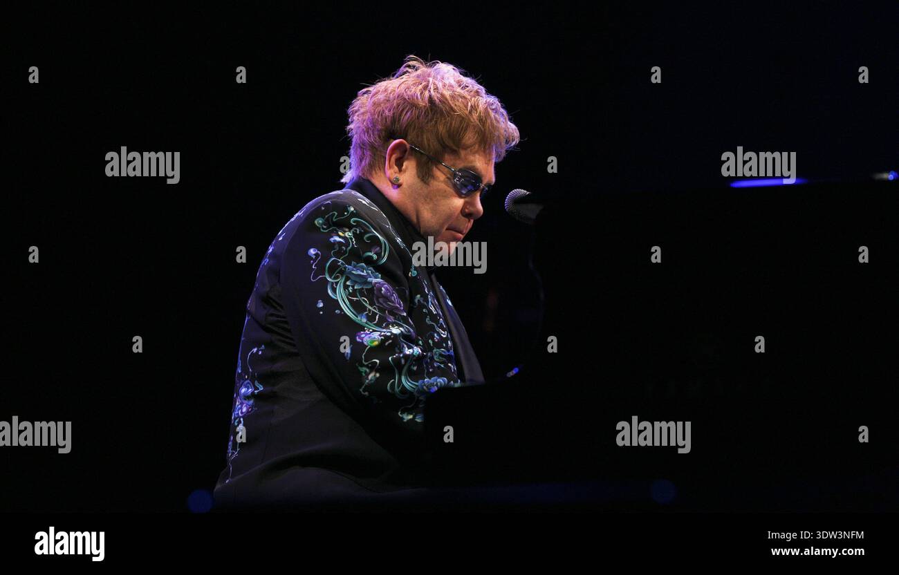 Londres. ROYAUME-UNI. Elton John se produit au Royal Opera House le 28 janvier 2011. Ref : LMK375-25967-290111. Evil images/Landmark Media WWW.LMKMEDIA.COM. AUCUNE UTILISATION DU SITE WEB SANS ACCORD OU ARRANGEMENT PRÉALABLE Banque D'Images
