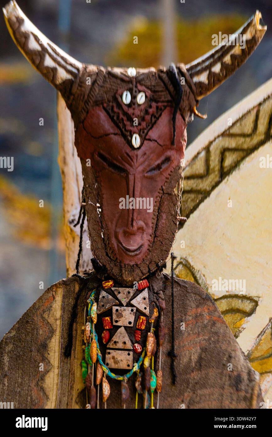 Un masque africain au design complexe avec des détails vibrants. Banque D'Images