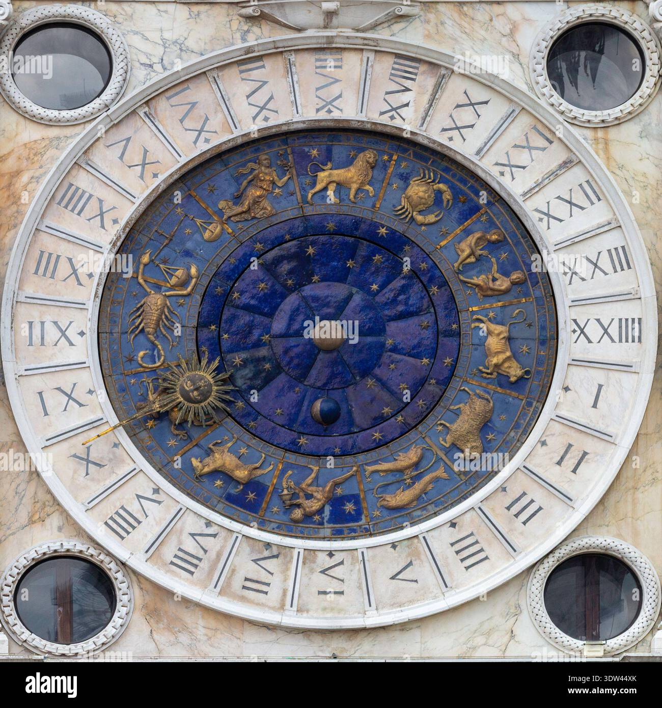 L'horloge du zodiaque complexe de Venise présente un savoir-faire exquis et des symboles célestes. Banque D'Images