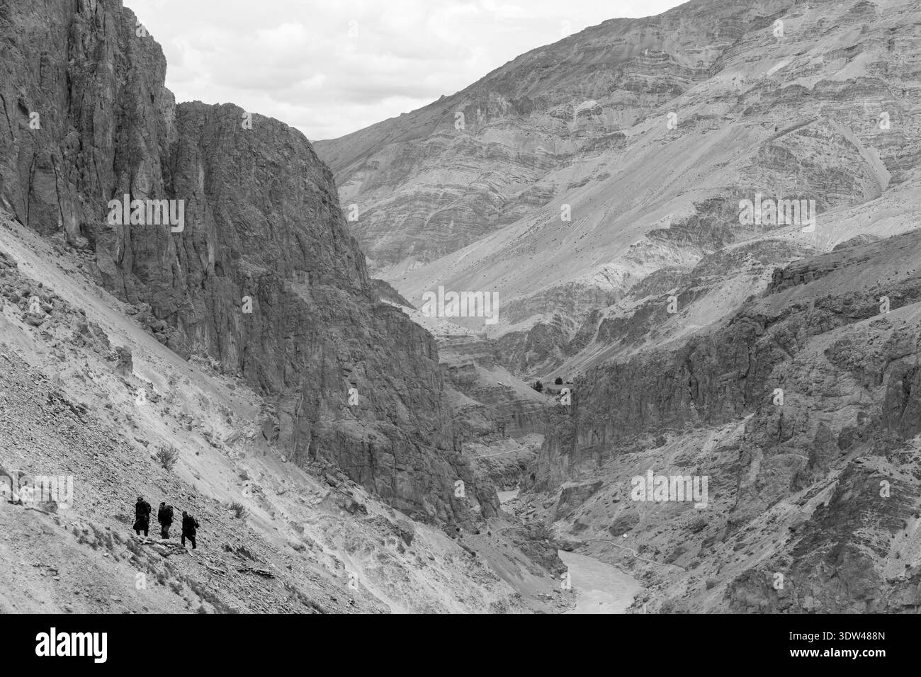 Les randonneurs traversent un sentier de montagne accidenté. Banque D'Images
