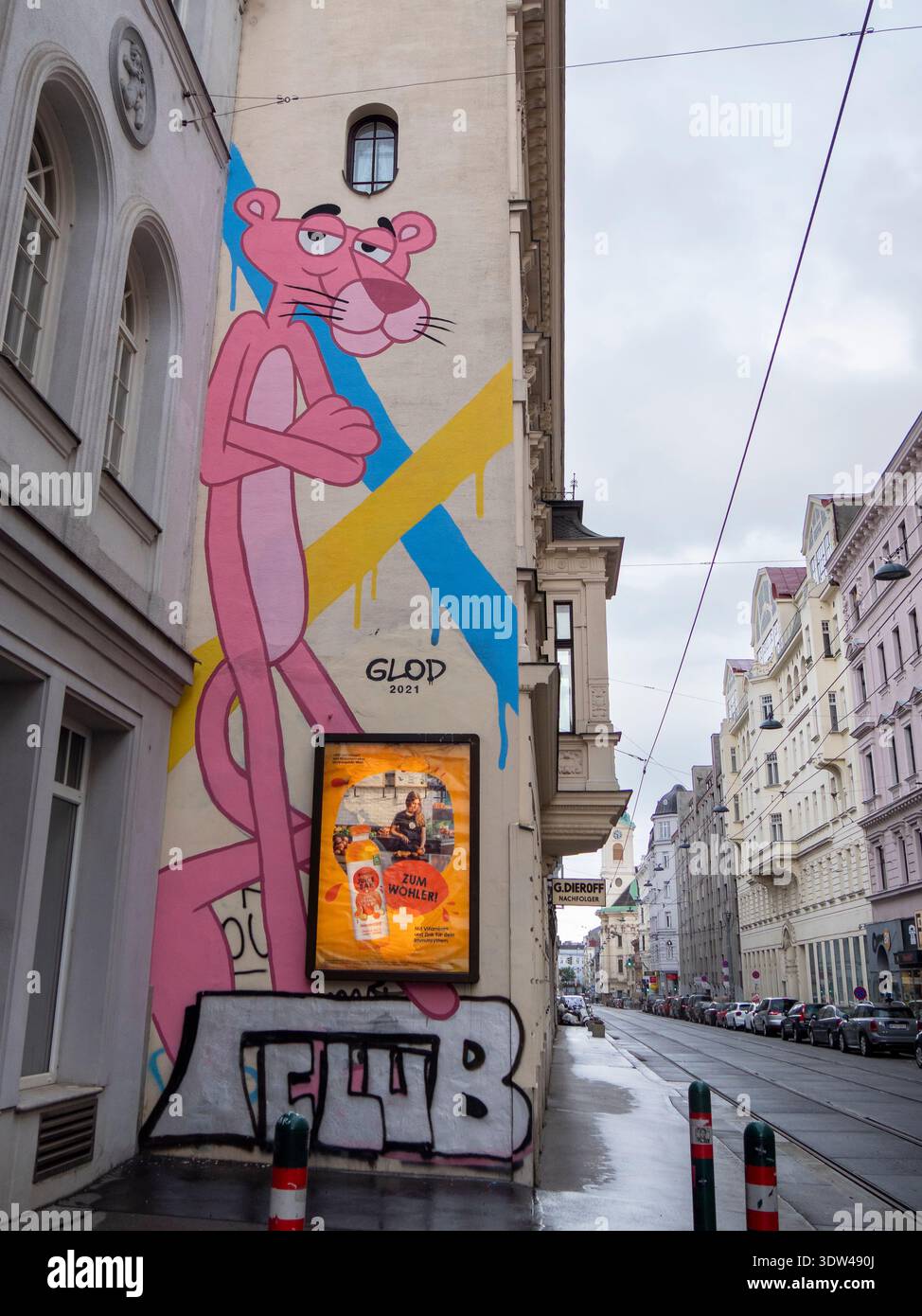 Peinture murale Pink Panther par GLOD 2021 sur le coin du bâtiment de Vienne, avec affiche publicitaire et étiquettes graffiti, scène urbaine du Street art. Banque D'Images