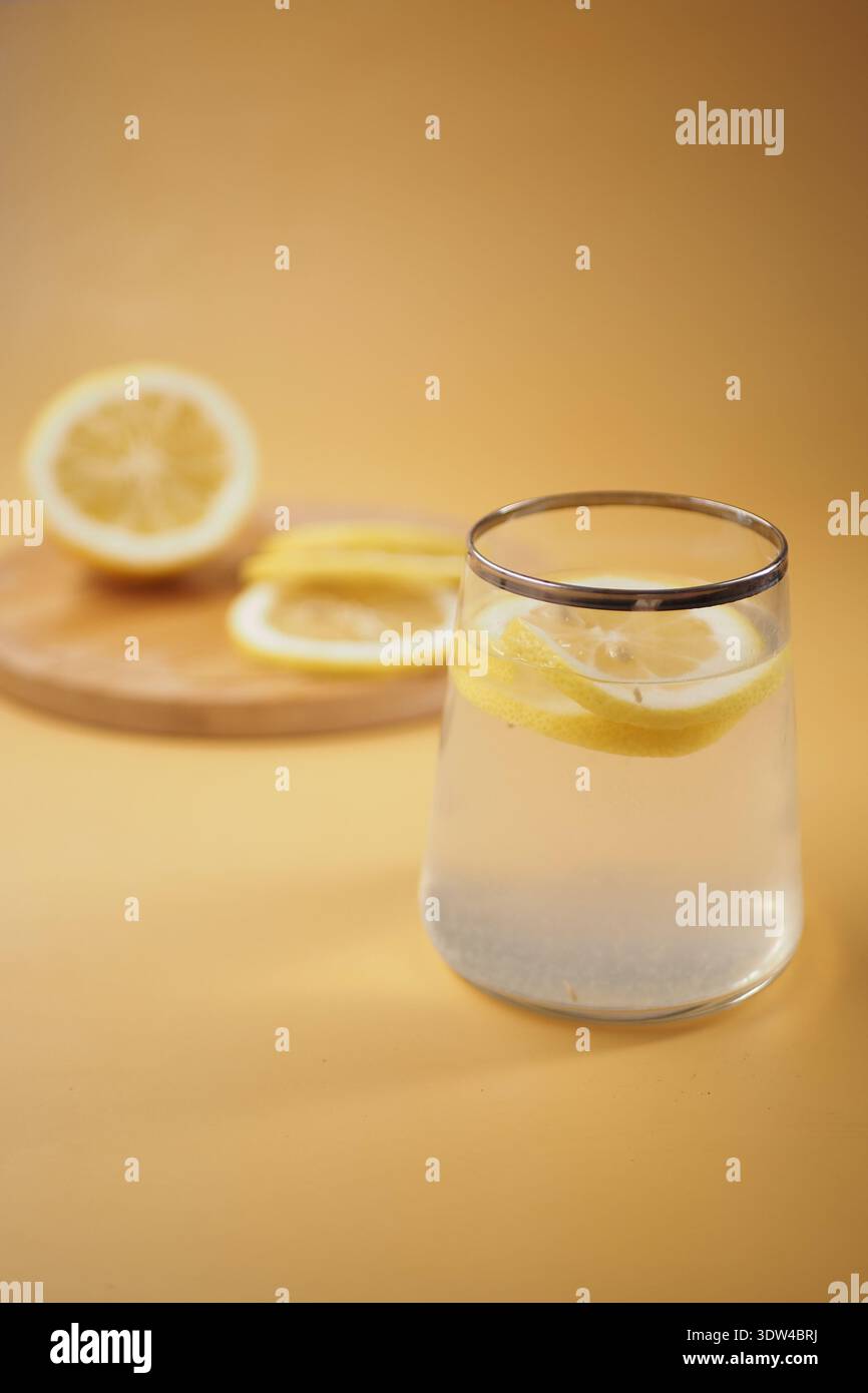Eau fraîche au citron servie dans un verre avec des tranches de citron Banque D'Images