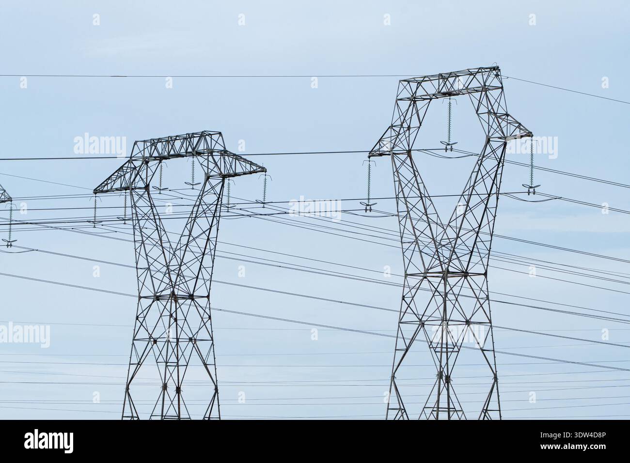 Lignes électriques à haute tension et tours s'étendant à travers le ciel pour la transmission d'énergie Banque D'Images