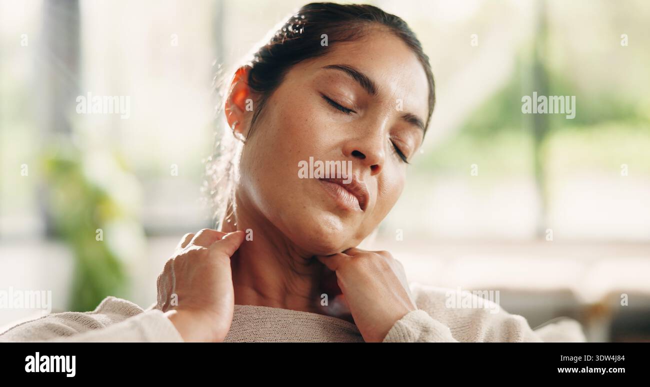 Stress, femme et massage douleur au cou sur canapé pour crampes musculaires, raideur et nerf pincé. Inconfort, personne mature ou étirement pour soulager l'articulation Banque D'Images