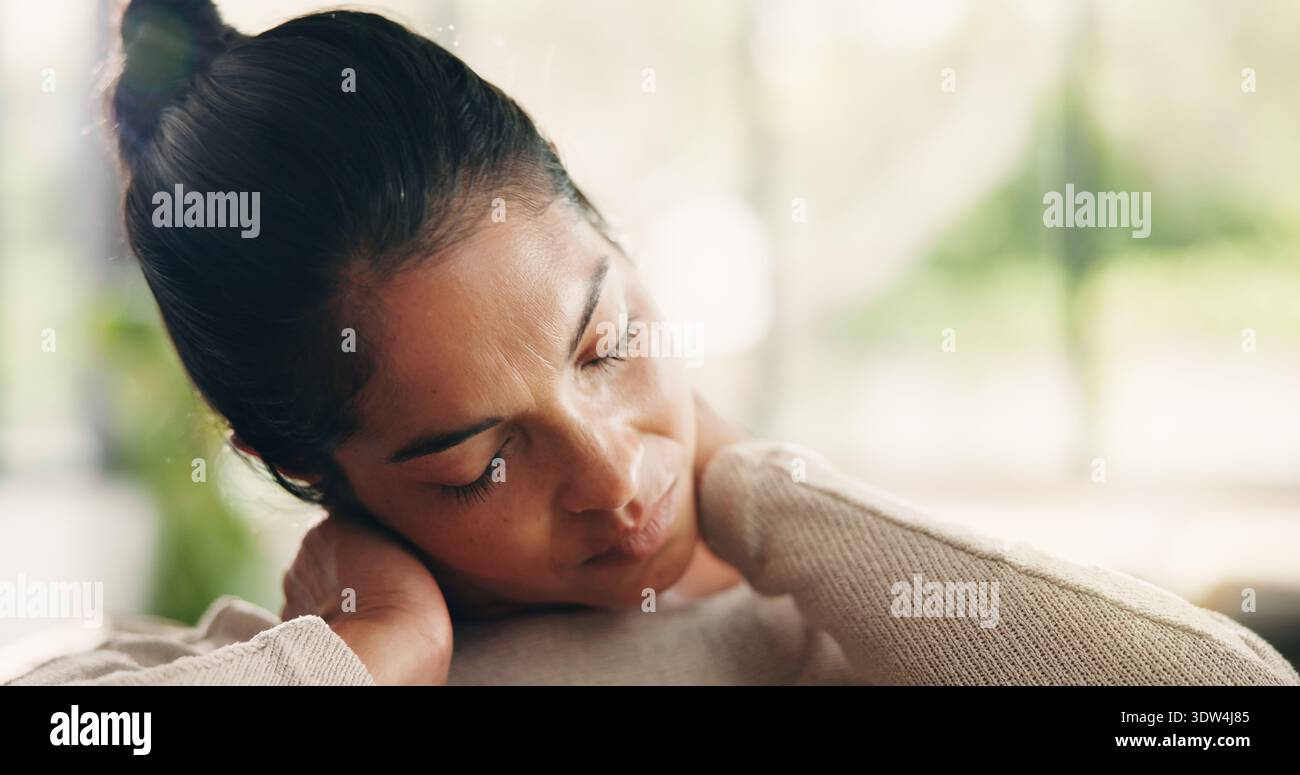 Stress, femme et massage douleur au cou à la maison pour crampes musculaires, raideur et nerf pincé. Inconfort, personne mature ou étirement pour soulager l'articulation Banque D'Images