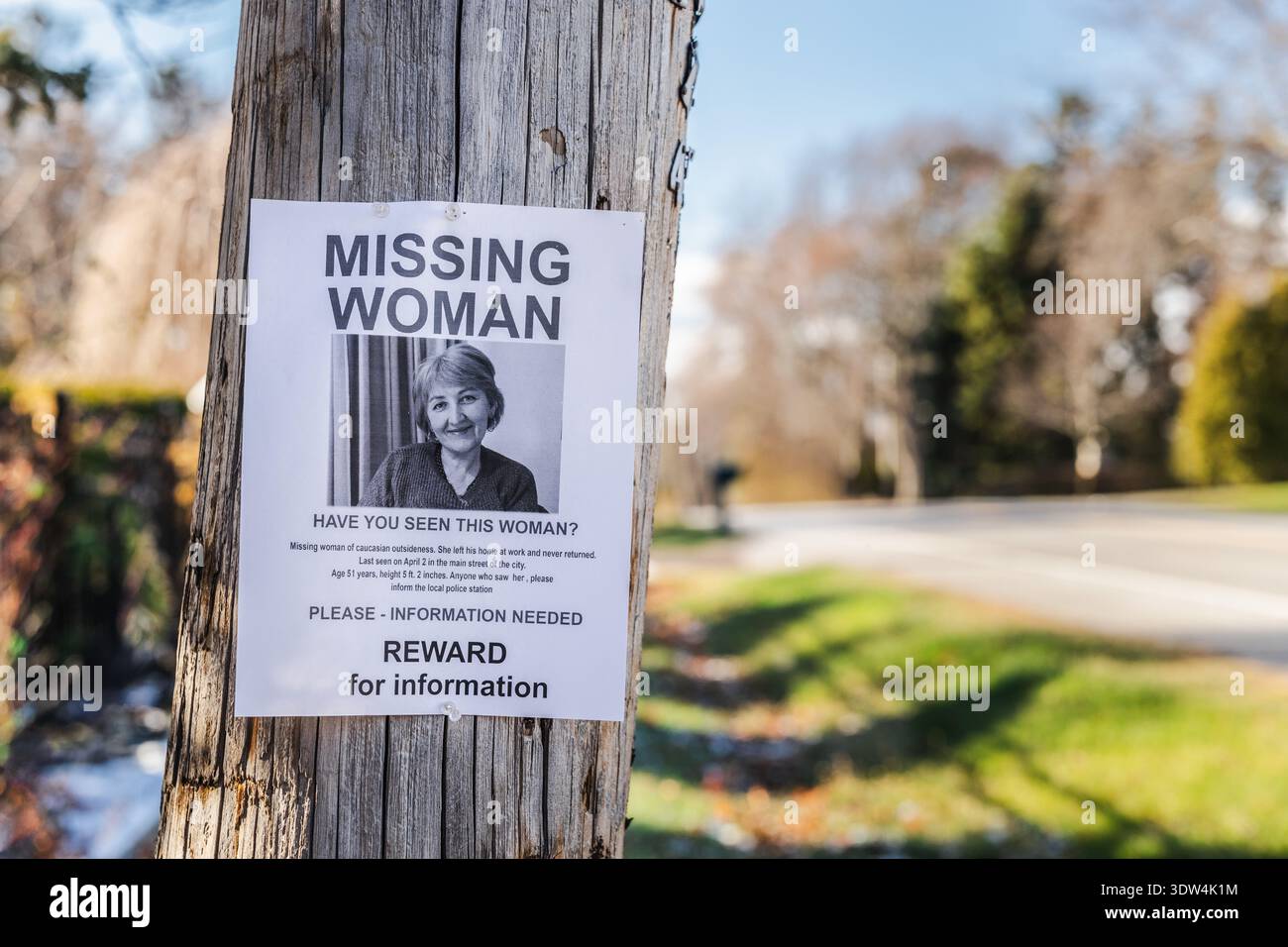 Affiche de femme disparue attachée à un poteau utilitaire en bois sur une rue de banlieue aux États-Unis Banque D'Images
