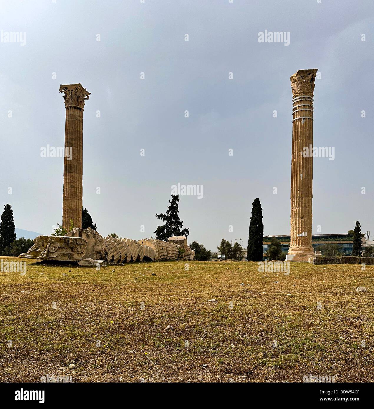 Vue de l'une des colonnes tombées accompagnée de deux autres depuis le temple de Zeus Olympia, Athènes, Grèce. Banque D'Images