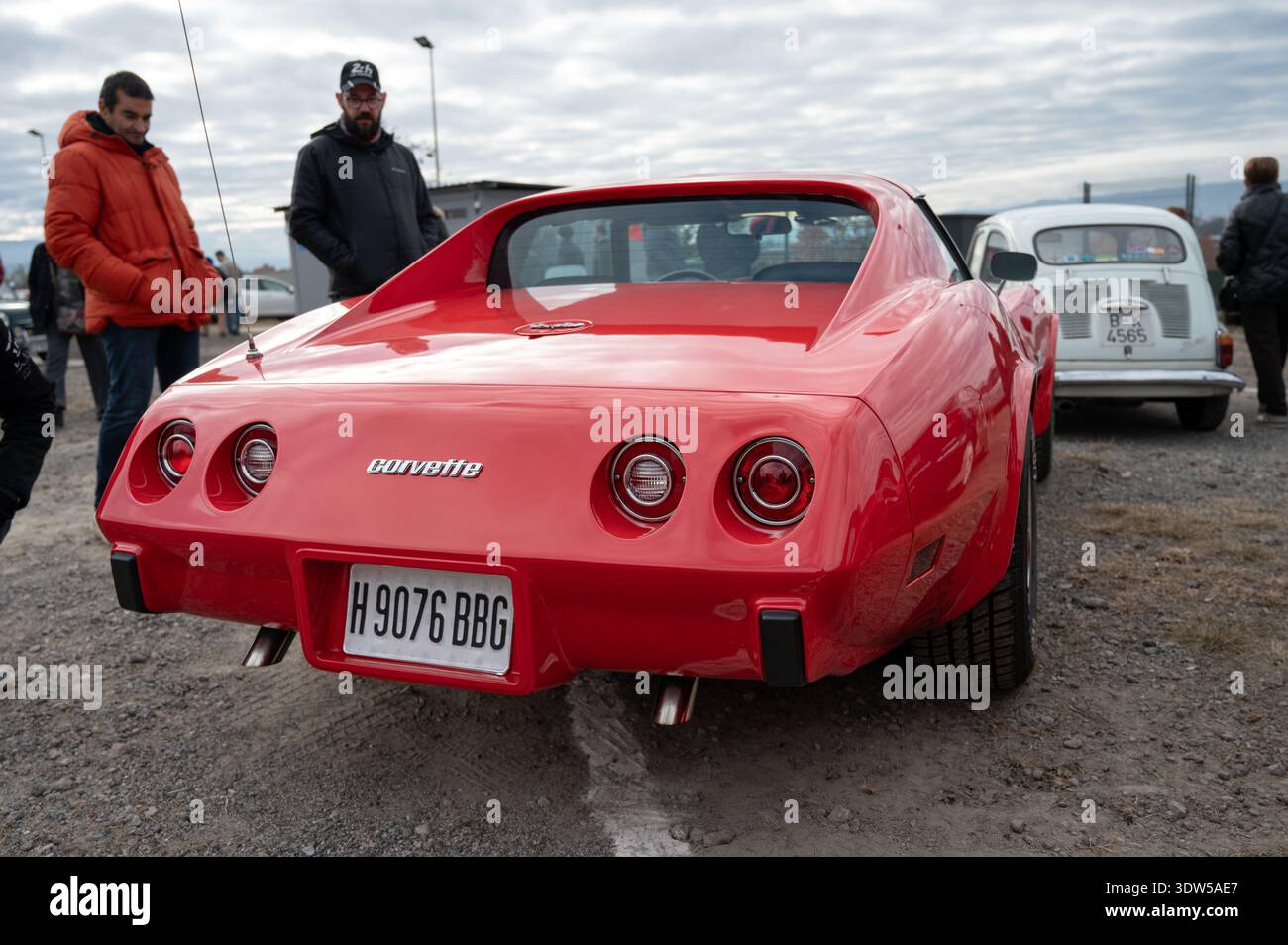 Vue avant à angle élevé d'une voiture de sport Corvette C3 rouge classique de Chevrolet avec phares escamotables et lignes de carrosserie emblématiques garée dans une salle de sport extérieure Banque D'Images