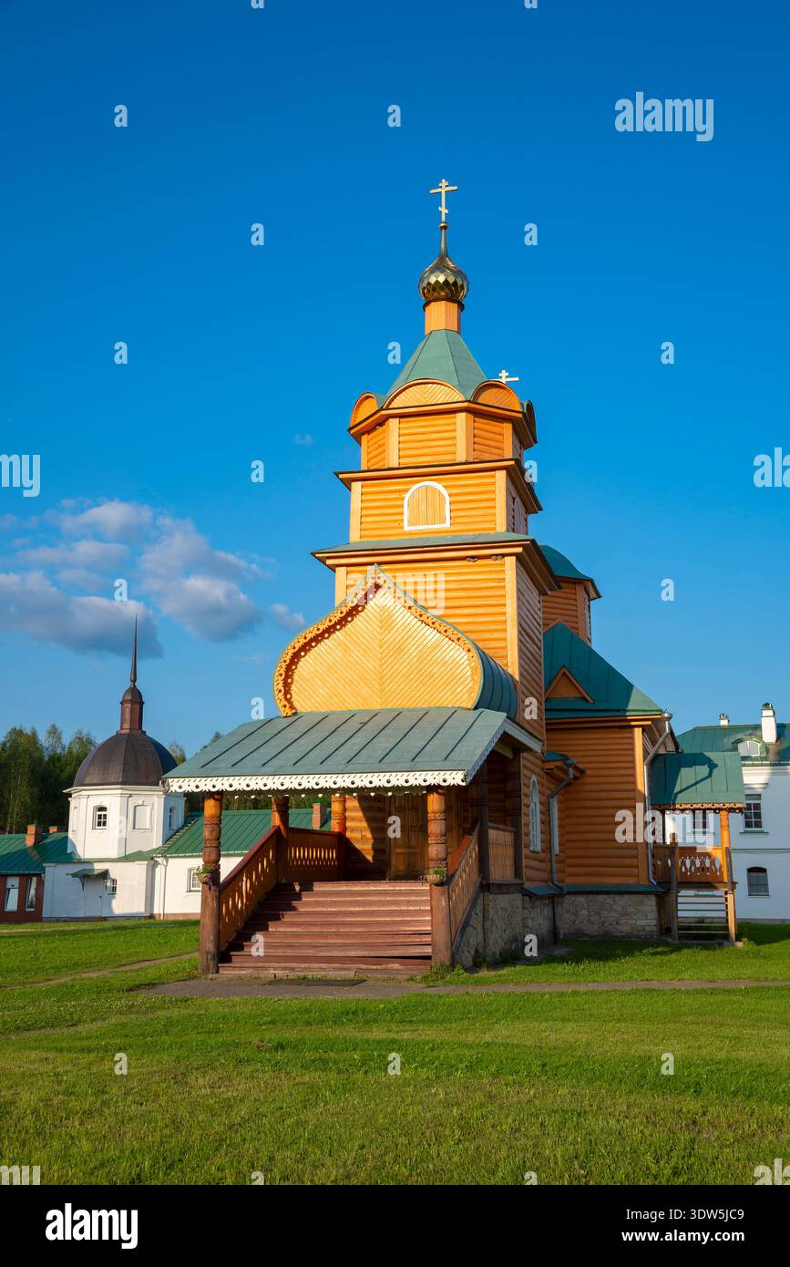Église en l'honneur des Saints Martyrs royaux sur le territoire de la Sainte Annonciation Nikandrova désert. Région de Pskov, Russie Banque D'Images