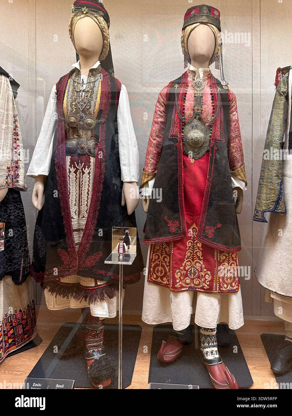 Costume grec traditionnel au Musée historique national d'Athènes, Grèce Banque D'Images