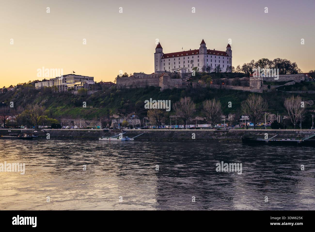 Bratislava, Slovaquie - 13 avril 2018 : vue en soirée de la capitale Bratislava, vue avec château Banque D'Images