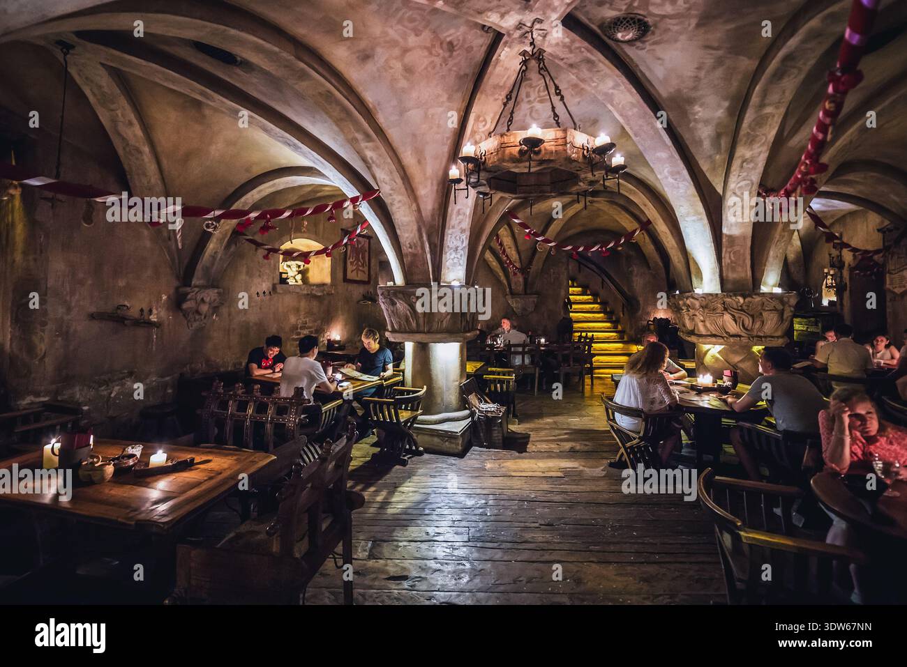 Riga, Lettonie - 25 juin 2016 : touristes au restaurant Rozengrals situé sur la vieille ville de Riga Banque D'Images