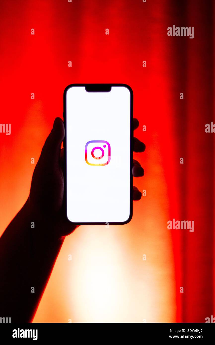 Kaliningrad, Russie - 12.11.2025. Écran de smartphone dans les mains de femme affichant le logotype des médias sociaux populaires Instagram. Meta corporation Banque D'Images