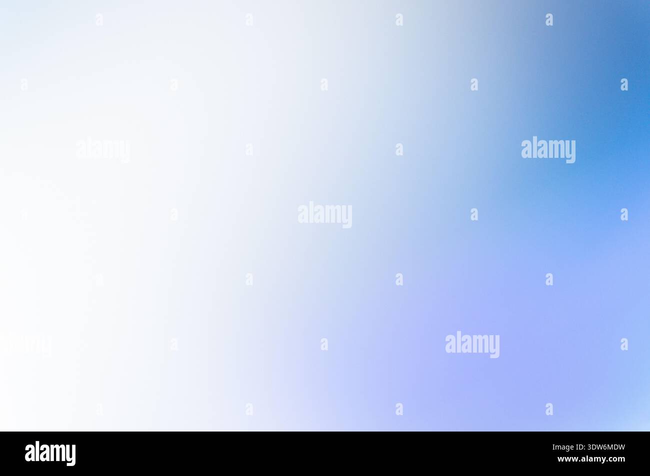 Cet arrière-plan texturé lisse et abstrait présente un dégradé doux passant du blanc au bleu clair et des teintes violettes subtiles, offrant de nombreuses copies s. Banque D'Images