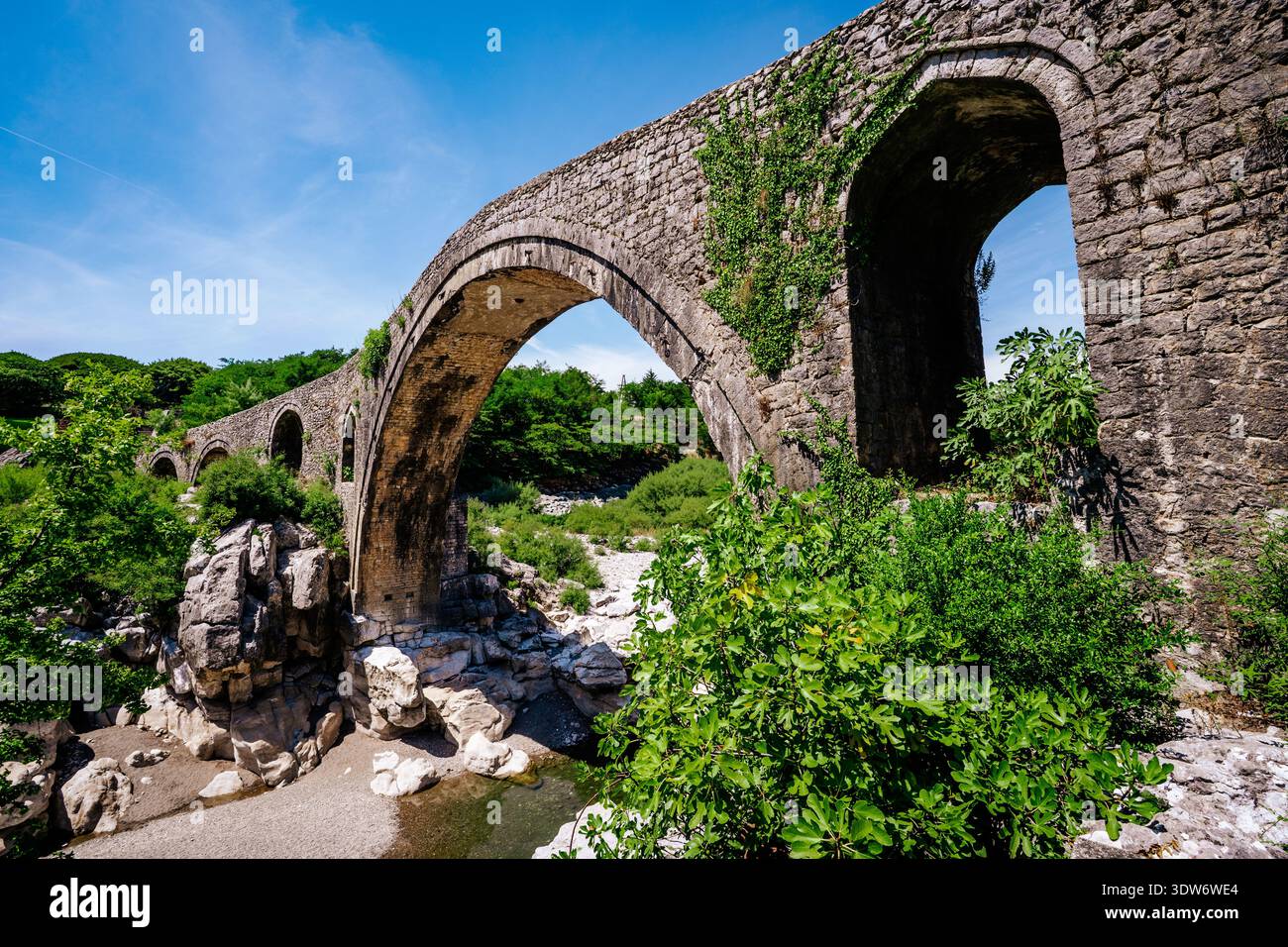 Vue en bas angle du pont de Mesi, un pont monumental en arc de pierre du XVIIIe siècle situé près de Shkodër, Albanie. L'image met en valeur l'impressionnant ottom Banque D'Images