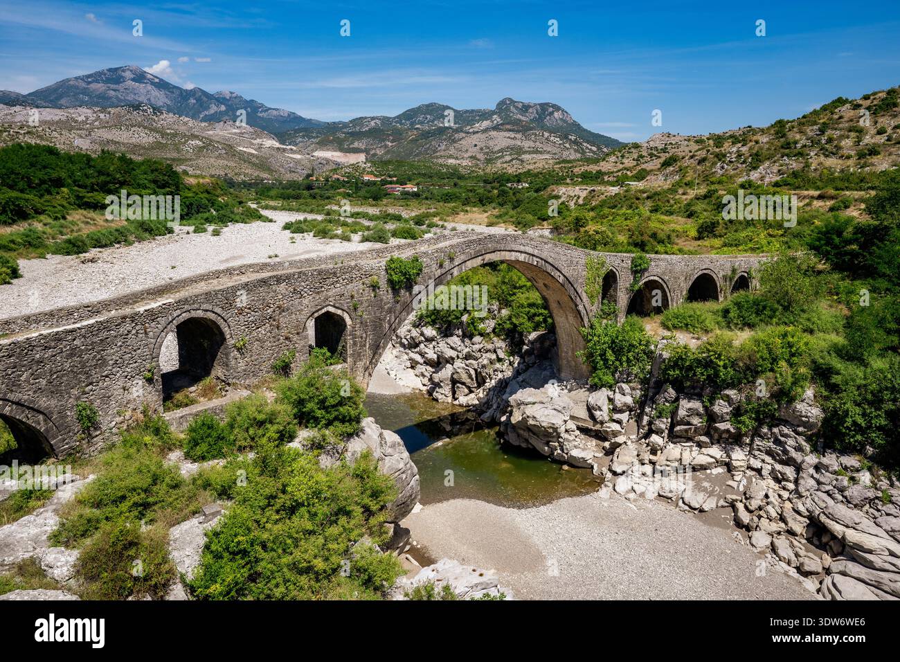 Vue panoramique sur le pont de Mesi, un pont monumental en arc de pierre du XVIIIe siècle construit vers 1770 par le pacha ottoman local, Kara Mahmud Bushati. LOCA Banque D'Images