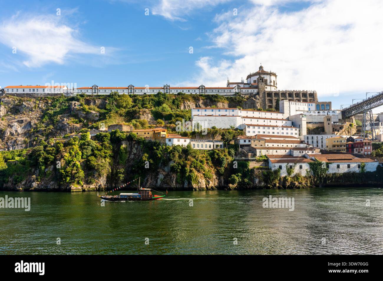 Paysage urbain historique de Porto avec de petits bateaux rabelo, le fleuve Douro et la colline Pilar avec un monastère Banque D'Images