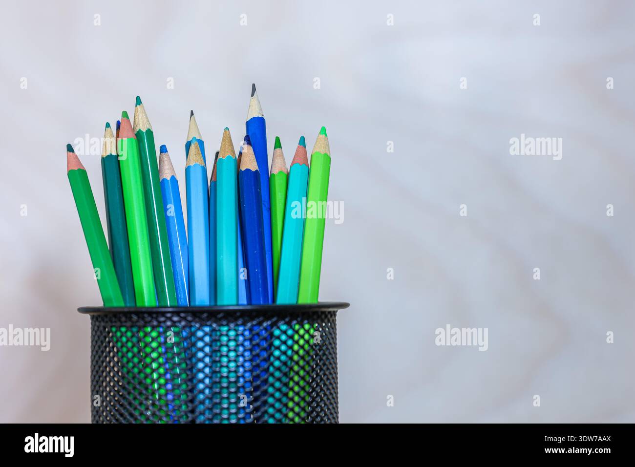 crayons bleus et verts démontrant une harmonie de couleur analogue dans la théorie des couleurs. Convient pour les principes de conception et le matériel pédagogique. Banque D'Images