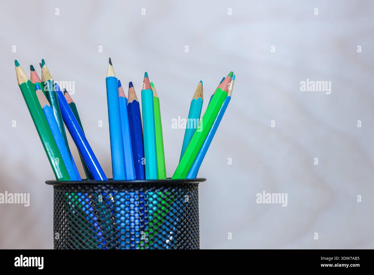 crayons bleus et verts démontrant une harmonie de couleur analogue dans la théorie des couleurs. Convient pour les principes de conception et le matériel pédagogique. Banque D'Images