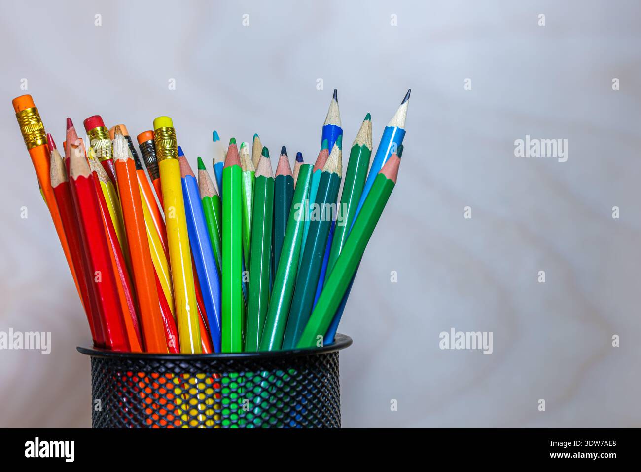 crayons multicolores disposés comme un spectre de couleurs visuel, illustrant l'harmonie et les relations chromatiques dans la théorie du design. Banque D'Images