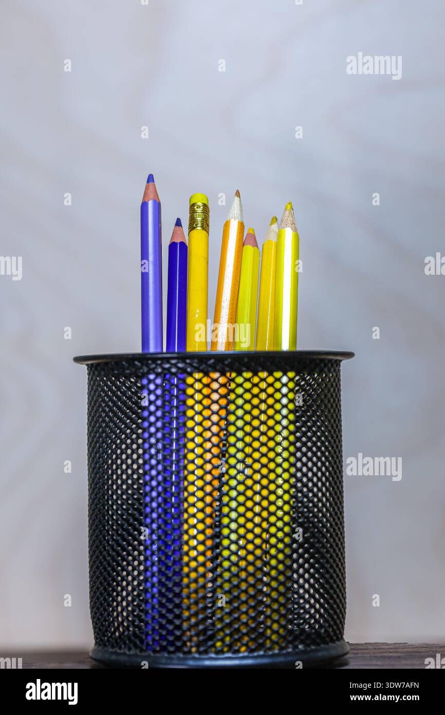 crayons jaunes et violets démontrant un contraste complémentaire en théorie des couleurs. Idéal pour l'éducation au design et les concepts visuels créatifs. Banque D'Images